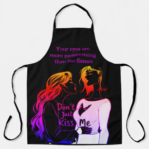 Les femmes profitent d'un moment dans les tabliers