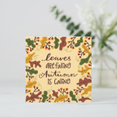 Les feuilles d'automne sont en baisse de la carte  (Debout devant)