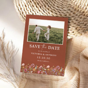 Les fleurs sauvages sauvent la date avec une carte