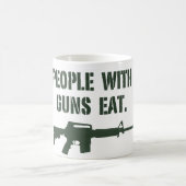 Les gens avec des armes à feu mangent la tasse (Centre)