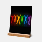 Les gens du groupe de SlipperyJoe se tenant la mai (Angle)