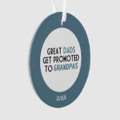 Les grands papas obtiennent favorisés aux (devant)