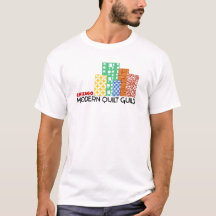 Les hommes desserrent le T-shirt convenable