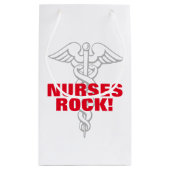 Les infirmières basculent le sac de cadeau pour (Dos)