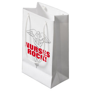 Les infirmières basculent le sac de cadeau pour