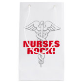 Les infirmières basculent le sac de cadeau pour (Devant)