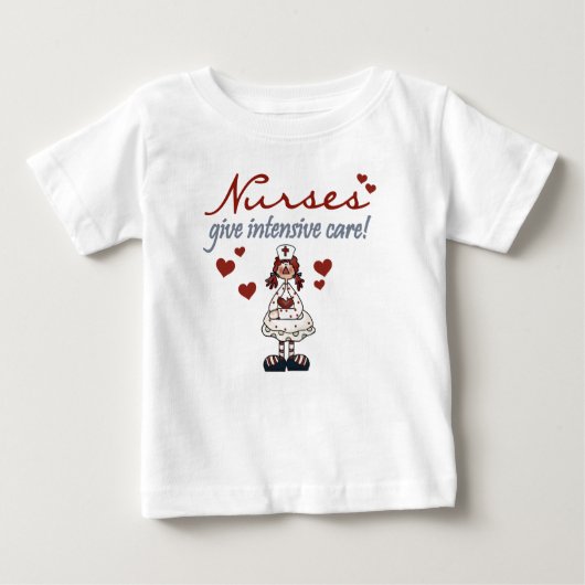 Les infirmières donnent des T-shirts et des (Devant)