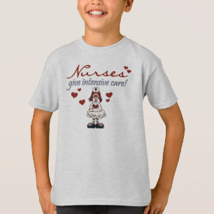 Les infirmières donnent des T-shirts et des cadeau