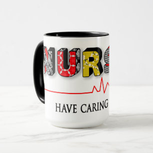 Les infirmières ont la tasse de soin de coeurs,