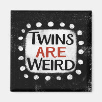 Les jumeaux sont un aimant de réfrigérateur bizarr