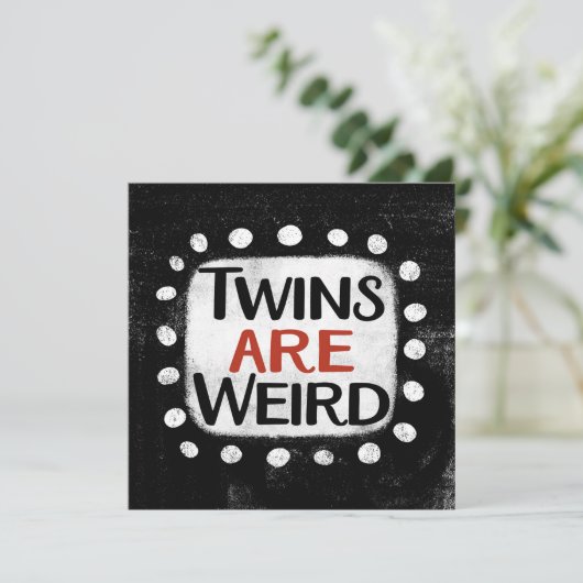 Les jumeaux sont une carte de voeux bizarre (Debout devant)