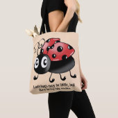 Les Ladybugs vivants sur le Sac fourre-tout rouge  (De près)