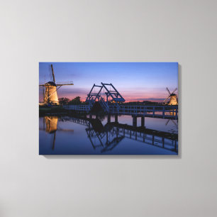 Les moulins à vent et un pont-levis à la toile d