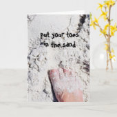 Les orteils dans la carte de voeux de sable (Fleur jaune)