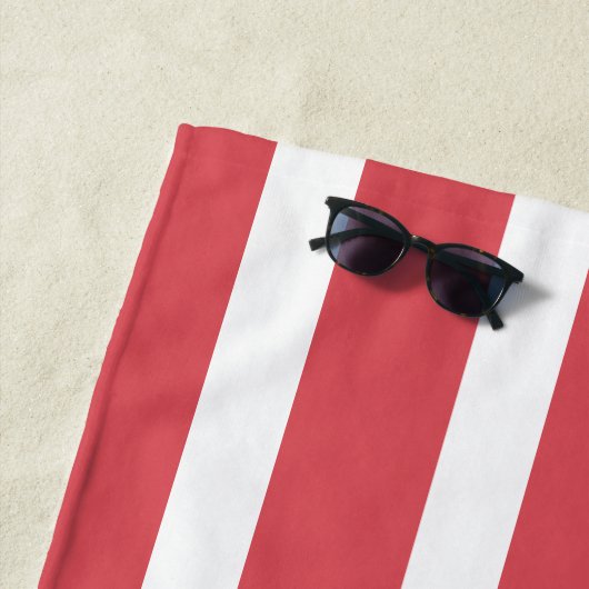 Les orteils dans la serviette de plage de sable (En situation)