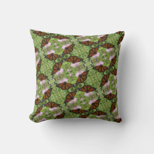 Les papillons Monarch sur le Coussin de chardon ro
