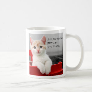 Les pattes et donnent la tasse de mercis