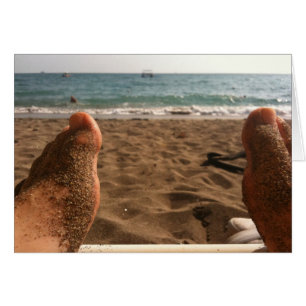 Les pieds de sable sur la plage