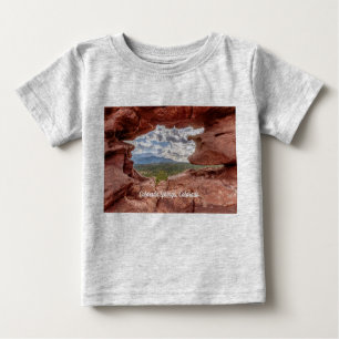 Les Pikes Pèchent À Travers Un T-shirt Toddler À T