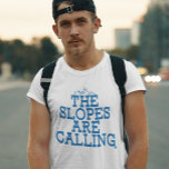 Les Pistes Appelent Ski Gag La Nouveauté<br><div class="desc">Visitez les sentiers avec style grâce à notre t-shirt "Les pistes sont en train de vous appeler", parfait pour les amateurs de montagne et de poudres. Ce design de départ de conversation répond au désir le plus profond de chaque skieur de s'échapper vers les montagnes, avec une typographie audacieuse qui...</div>