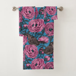 Les pivoines et les brindilles sur le bleu