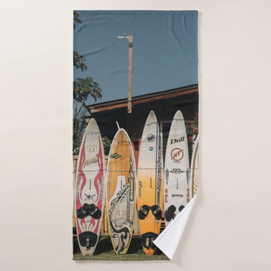 Les planches de surf sont en plein champ (Serviette de bain)