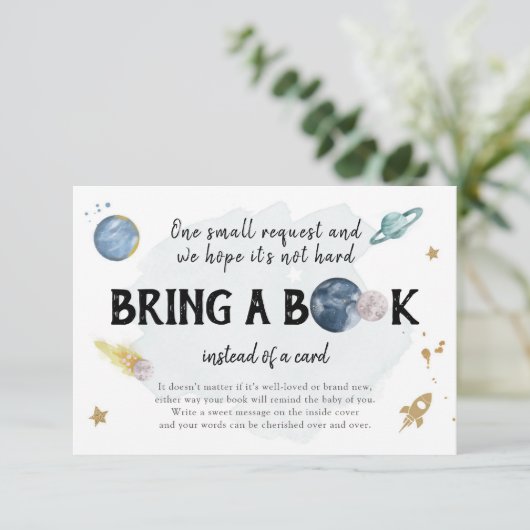 Les planètes spatiales apportent une carte d'inser (Debout devant)