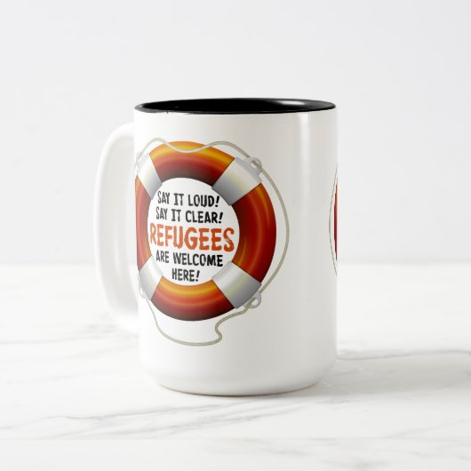 Les réfugiés font bon accueil à la grande tasse (Devant gauche)