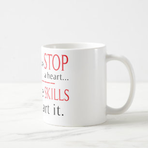 Les regards pour arrêter une tasse de soins de