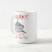 Les requins s'étreignent avec la bouche Mug drôle (Devant gauche)