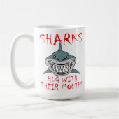 Les requins s'étreignent avec la bouche Mug drôle (Gauche)