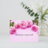 Les roses roses sont sur carte de remerciements ar (Debout devant)