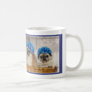 Les soeurs écoutent avec leur tasse de carlin de