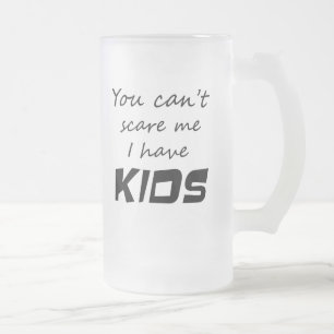 Les steins drôles de tasses de bière entassent e