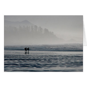 Les surfeurs dans la brume.