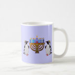 Les tasses choisies congelées de Hannukah<br><div class="desc">Célébrez les huit nuits de Chanukah avec cette tasse colorée ! L'illustration graphique des pingouins appréciant le menorah de Hannukah s'allume.</div>