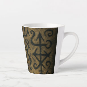 Les tasses en latte avec les runes antiques Sentez