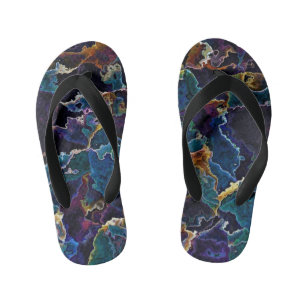 Les tongs de l'enfant à l'huile