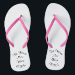 Les tongs nuptiaux du jour du mariage<br><div class="desc">Rendez votre journée de mariage encore plus personnelle,  de la tête aux pieds.  Modifiez le nom et la date pour en faire votre propre nom.</div>