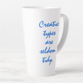 Les types créatifs sont rarement Tidy Latte Mug (Angle droit)