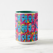 Les visages des femmes avec des tasses et des auto (Centre)