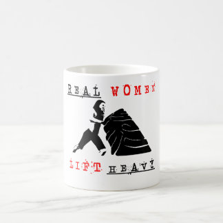 Les vraies femmes soulèvent la tasse lourde