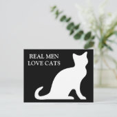 Les vrais hommes aiment les cartes postales (Debout devant)