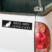 Les vrais hommes aiment les chats bumper sticker (Sur camion)