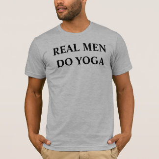 Les vrais hommes font le T-shirt de yoga