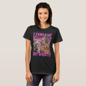 Lesbians Eat What_! Funny Cat Gay Pride Lgbtq Pun  T-shirt (Voorkant volledig)