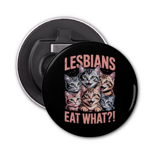 Lesbiennes Eten Wat Grappige Kat Lesbische LGBTQ P Button Flesopener (Voorkant)