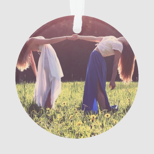 Lesbische echtpaar Mrs. & Mrs. eerste kerstfeest P Ornament (achterkant)