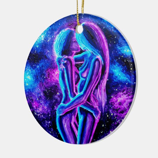 Lesbische kus in blauw en paars keramisch ornament (Links)