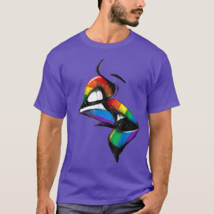 Lesbische lips die de regenboogvlag kust kust Gay  T-shirt